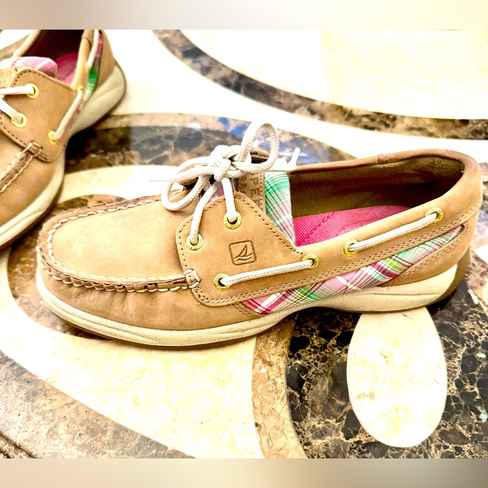 Beautiful Sperry plaid boat shoes. Women’s 6M